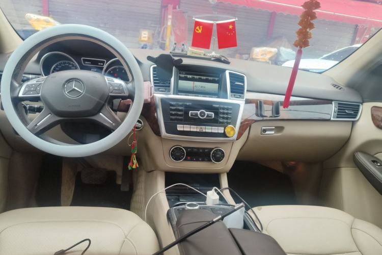 Used Mercedes-Benz M-Class 2015 ML 400 4MATIC Dynamic Model Center Console