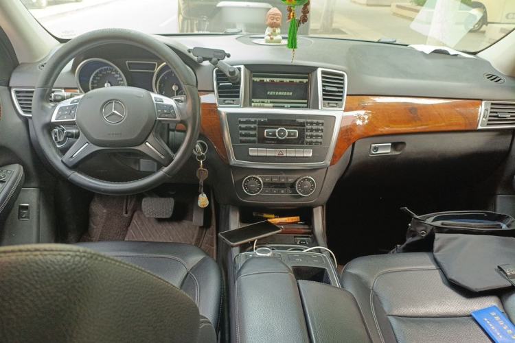 Used Mercedes-Benz M-Class 2015 ML 400 4MATIC Dynamic Model Center Console