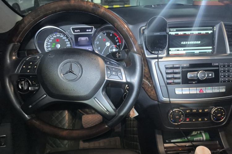 Used Mercedes-Benz M-Class 2015 ML 400 4MATIC Luxury Model Center Console