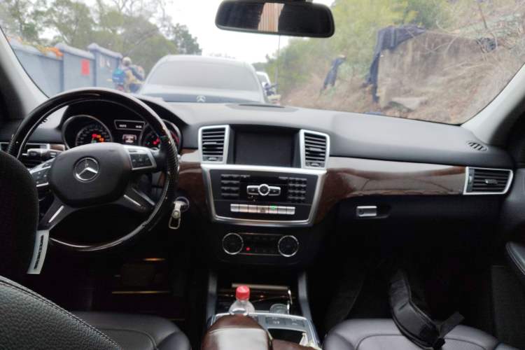 Used Mercedes-Benz M-Class 2015 ML 400 4MATIC Dynamic Model Center Console