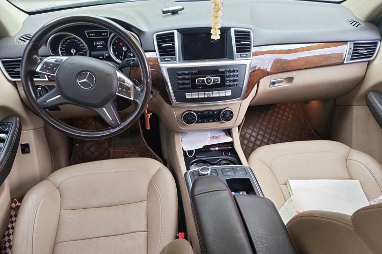 Used Mercedes-Benz M-Class 2015 ML 400 4MATIC Dynamic Model Center Console