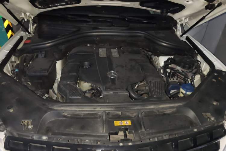 Used Mercedes-Benz M-Class 2015 ML 400 4MATIC Dynamic Model Engine Bay