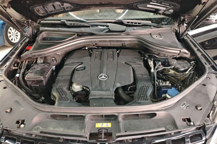 Used Mercedes-Benz M-Class 2015 ML 400 4MATIC Dynamic Model Engine Bay