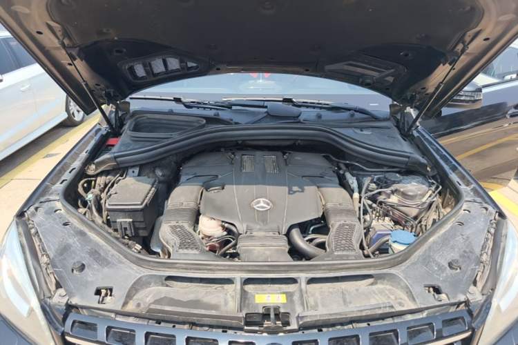 Used Mercedes-Benz M-Class 2015 ML 400 4MATIC Luxury Model Engine Bay