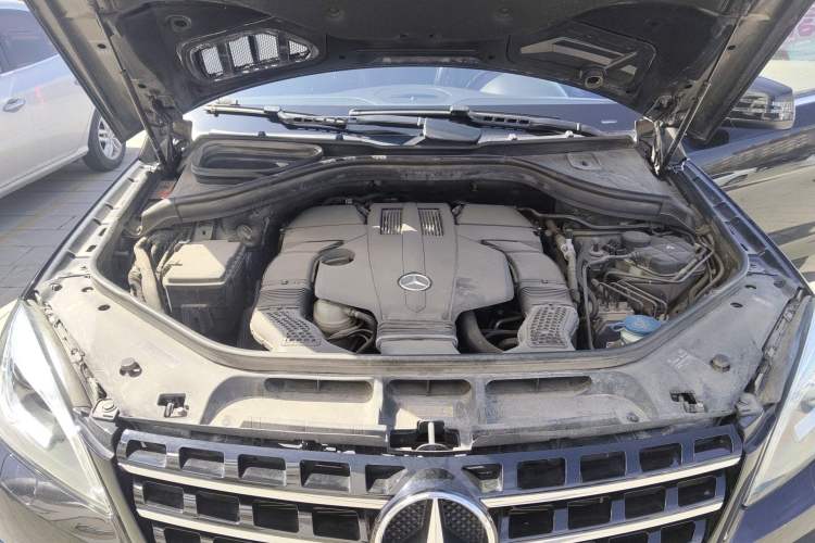 Used Mercedes-Benz M-Class 2015 ML 400 4MATIC Luxury Model Engine Bay