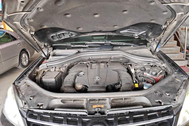 Used Mercedes-Benz M-Class 2015 ML 400 4MATIC Dynamic Model Engine Bay