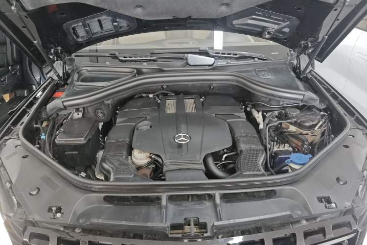 Used Mercedes-Benz M-Class 2015 ML 400 4MATIC Luxury Model Engine Bay