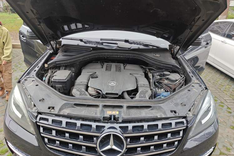 Used Mercedes-Benz M-Class 2015 ML 400 4MATIC Luxury Model Engine Bay