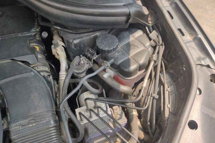 Used Mercedes-Benz M-Class 2015 ML 320 4MATIC Engine Bay Left
