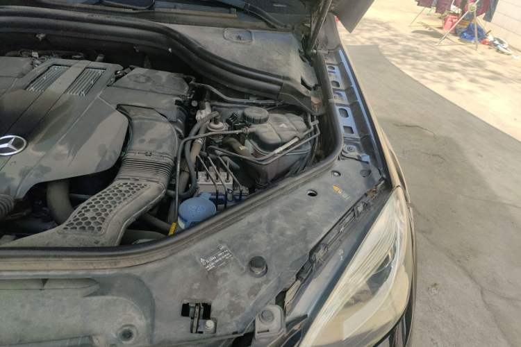 Used Mercedes-Benz M-Class 2015 ML 320 4MATIC Engine Bay Left