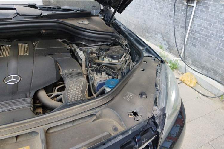 Used Mercedes-Benz M-Class 2015 ML 320 4MATIC Engine Bay Left
