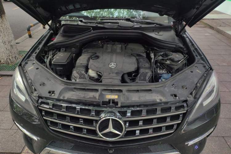 Used Mercedes-Benz M-Class 2015 ML 400 4MATIC Luxury Model Engine Bay