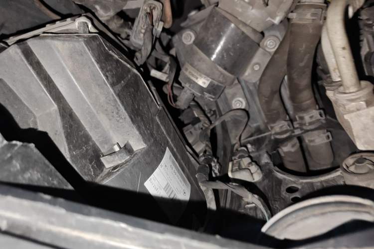 Used Mercedes-Benz M-Class 2015 ML 320 4MATIC Engine Bay Right