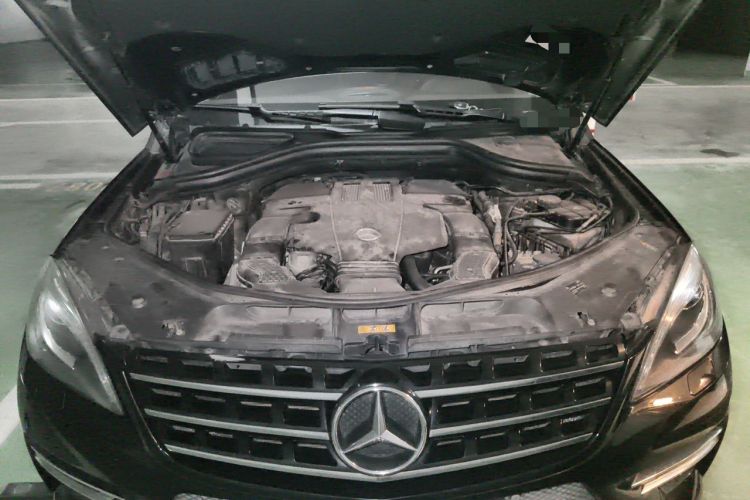 Used Mercedes-Benz M-Class 2015 ML 400 4MATIC Luxury Model Engine Bay