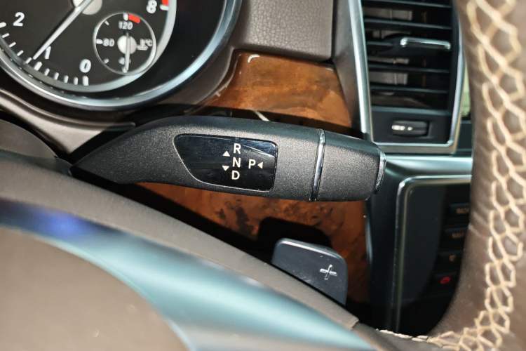 Used Mercedes-Benz M-Class 2015 ML 400 4MATIC Dynamic Model Gear Lever