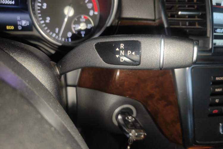 Used Mercedes-Benz M-Class 2015 ML 400 4MATIC Dynamic Model Gear Lever