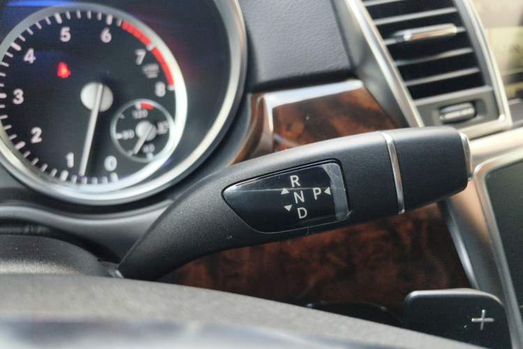Used Mercedes-Benz M-Class 2015 ML 400 4MATIC Dynamic Model Gear Lever