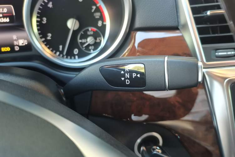 Used Mercedes-Benz M-Class 2015 ML 400 4MATIC Luxury Model Gear Lever