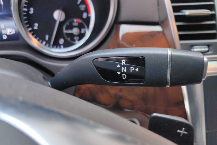 Used Mercedes-Benz M-Class 2015 ML 400 4MATIC Dynamic Model Gear Lever