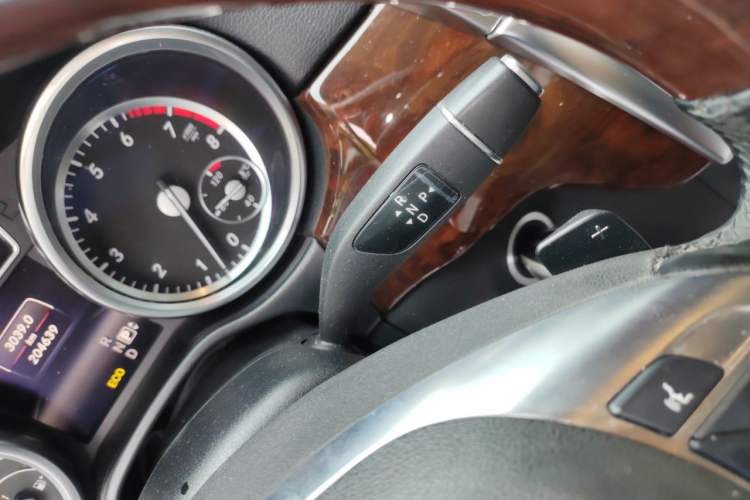 Used Mercedes-Benz M-Class 2015 ML 400 4MATIC Dynamic Model Gear Lever