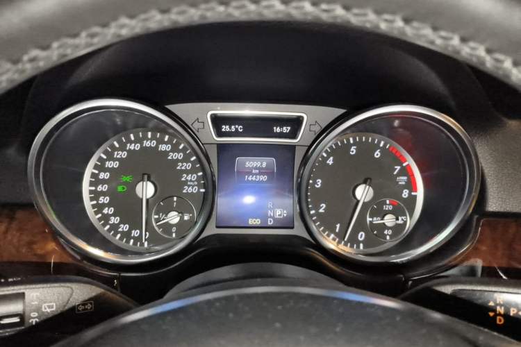 Used Mercedes-Benz M-Class 2015 ML 400 4MATIC Dynamic Model Instrument Cluster