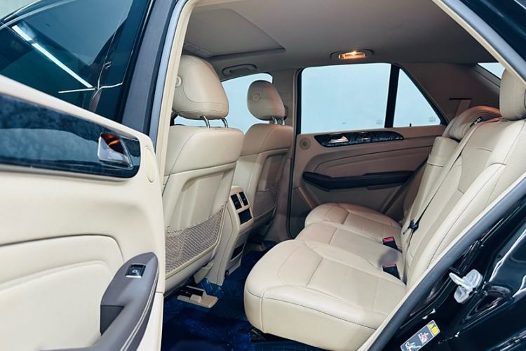 Used Mercedes-Benz M-Class 2015 ML 320 4MATIC Interior 1
