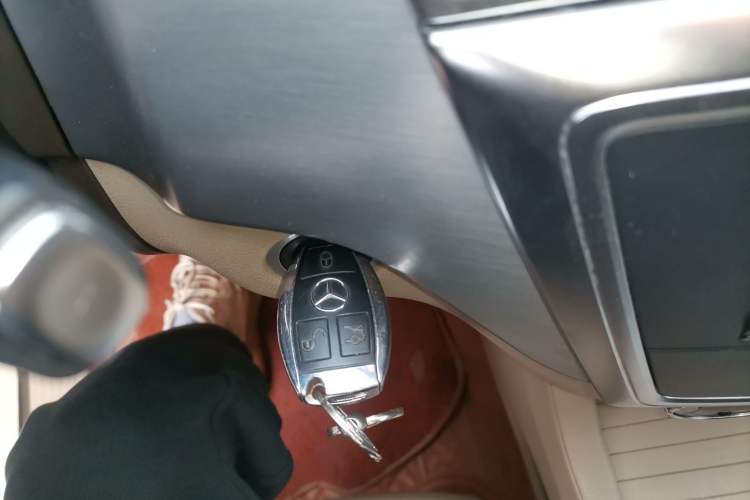 Used Mercedes-Benz M-Class 2015 ML 320 4MATIC Interior 1