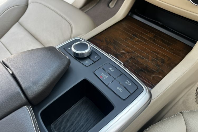 Used Mercedes-Benz M-Class 2015 ML 400 4MATIC Dynamic Model Interior 1