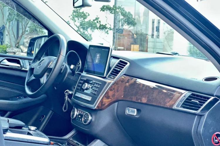 Used Mercedes-Benz M-Class 2015 ML 400 4MATIC Dynamic Model Interior 1