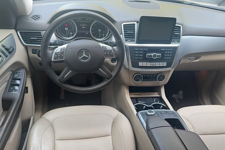 Used Mercedes-Benz M-Class 2015 ML 320 4MATIC Interior 1