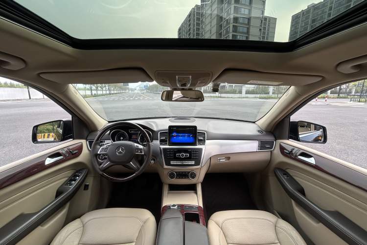 Used Mercedes-Benz M-Class 2015 ML 320 4MATIC Interior 1