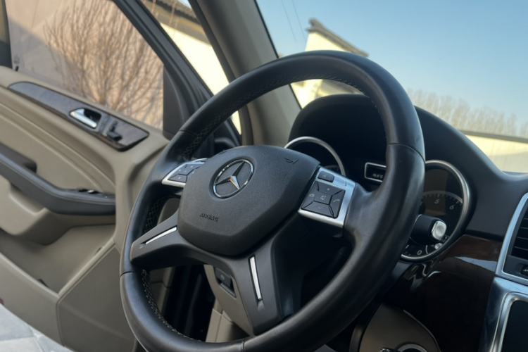 Used Mercedes-Benz M-Class 2015 ML 400 4MATIC Dynamic Model Interior 10