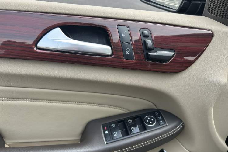 Used Mercedes-Benz M-Class 2015 ML 320 4MATIC Interior 12