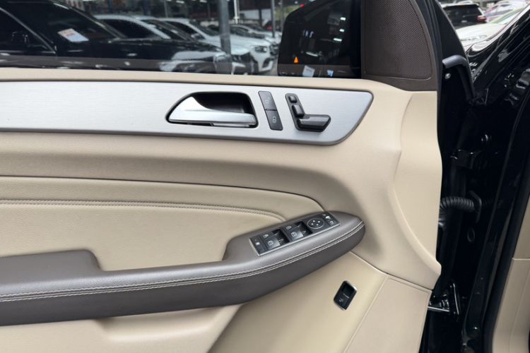 Used Mercedes-Benz M-Class 2015 ML 320 4MATIC Interior 13