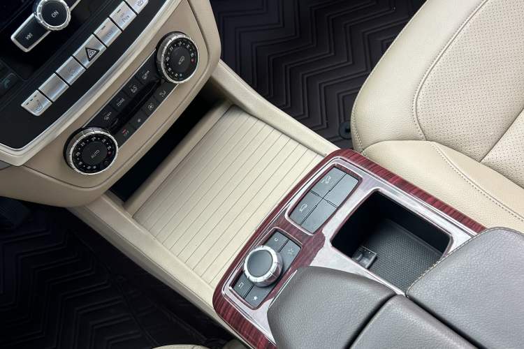 Used Mercedes-Benz M-Class 2015 ML 320 4MATIC Interior 13