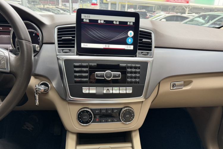 Used Mercedes-Benz M-Class 2015 ML 320 4MATIC Interior 15
