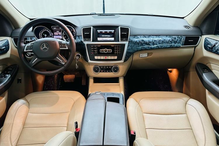 Used Mercedes-Benz M-Class 2015 ML 320 4MATIC Interior 2