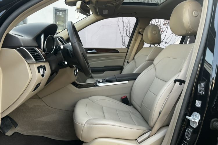 Used Mercedes-Benz M-Class 2015 ML 400 4MATIC Dynamic Model Interior 2