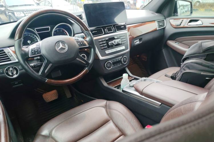 Used Mercedes-Benz M-Class 2015 ML 400 4MATIC Luxury Model Interior 2