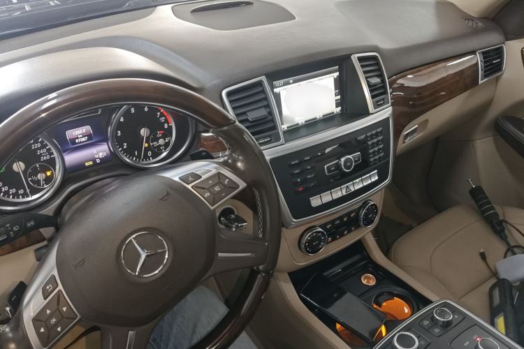 Used Mercedes-Benz M-Class 2015 ML 400 4MATIC Luxury Model Interior 2