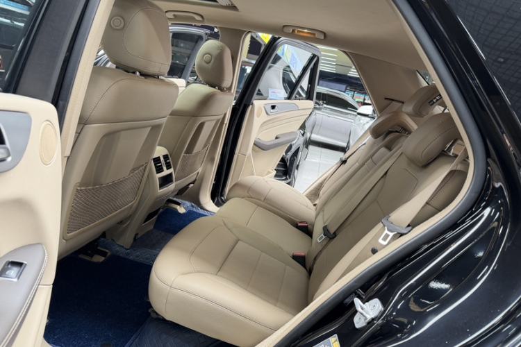 Used Mercedes-Benz M-Class 2015 ML 320 4MATIC Interior 2