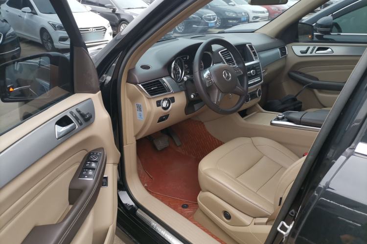 Used Mercedes-Benz M-Class 2015 ML 320 4MATIC Interior 3