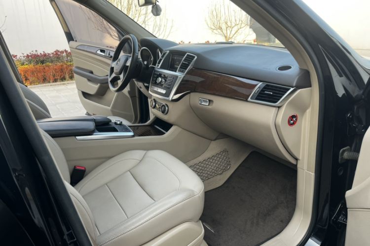 Used Mercedes-Benz M-Class 2015 ML 400 4MATIC Dynamic Model Interior 3