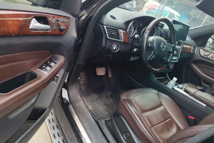 Used Mercedes-Benz M-Class 2015 ML 400 4MATIC Luxury Model Interior 3