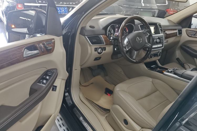 Used Mercedes-Benz M-Class 2015 ML 400 4MATIC Luxury Model Interior 3