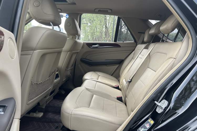 Used Mercedes-Benz M-Class 2015 ML 320 4MATIC Interior 3