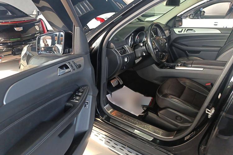 Used Mercedes-Benz M-Class 2015 ML 320 4MATIC Interior 3