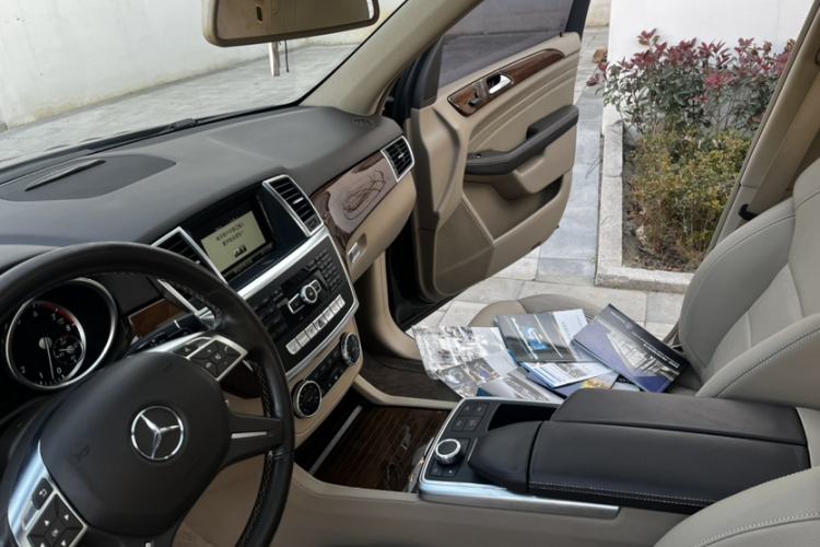 Used Mercedes-Benz M-Class 2015 ML 400 4MATIC Dynamic Model Interior 3