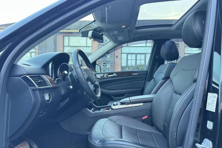 Used Mercedes-Benz M-Class 2015 ML 400 4MATIC Dynamic Model Interior 4