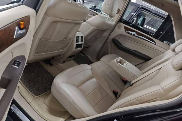 Used Mercedes-Benz M-Class 2015 ML 400 4MATIC Luxury Model Interior 4